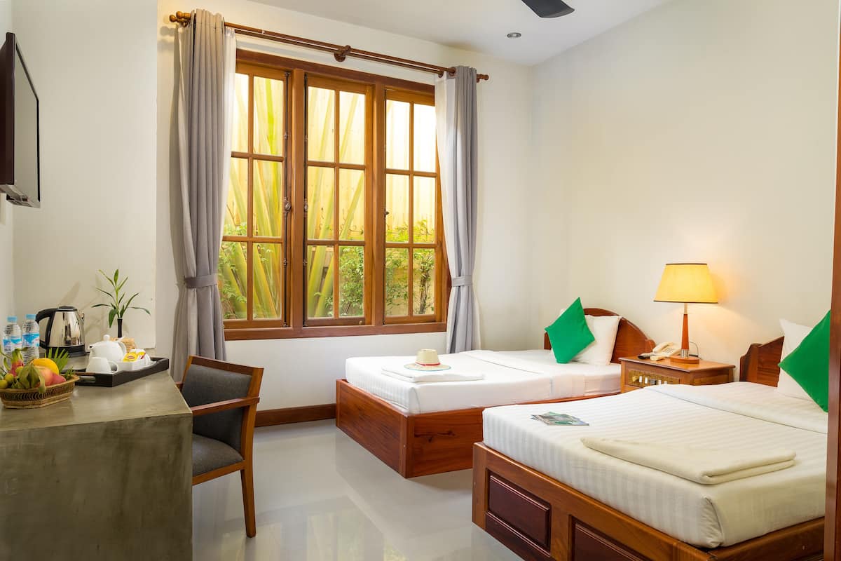 Cozy Twin Room - Free One Way pick up | Egyptian cotton sheets, premium bedding, minibar, in-room safe