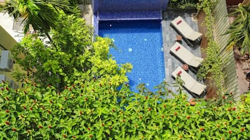 Piscina all'aperto, ombrelloni da piscina, lettini