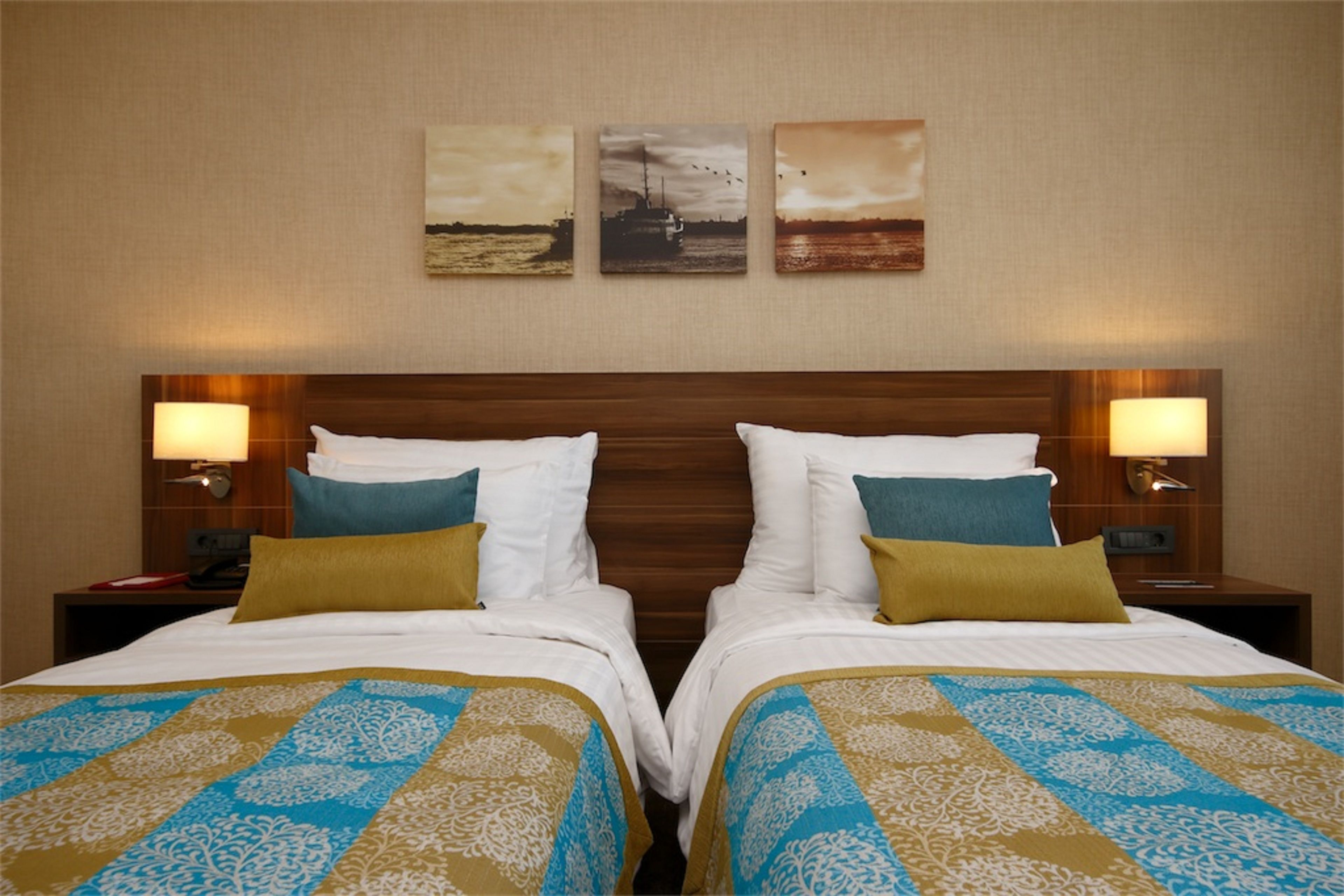 standard room | premium bedding, minibar, in-room safe, desk