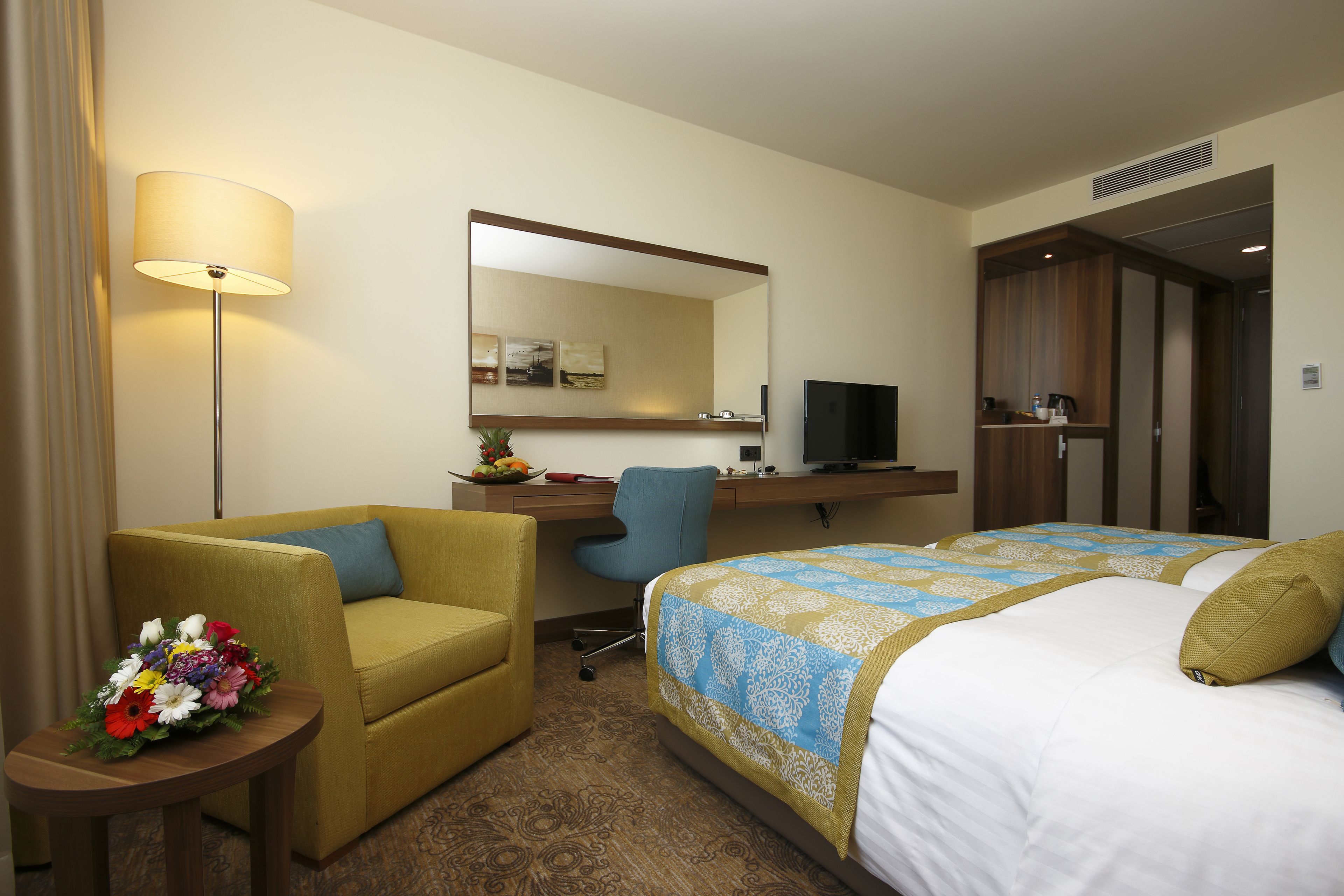 standard room | premium bedding, minibar, in-room safe, desk