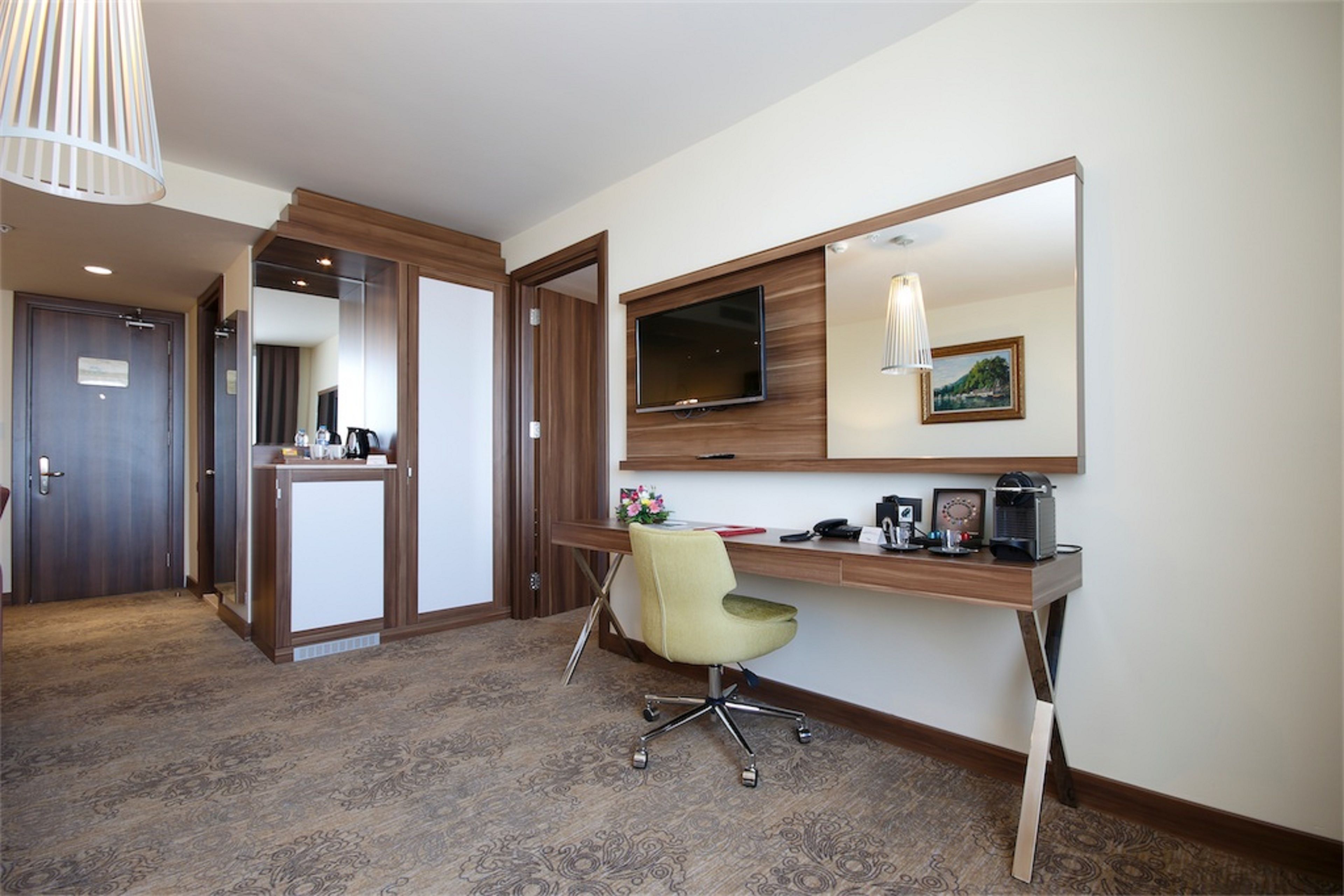 suite | living area | lcd tv