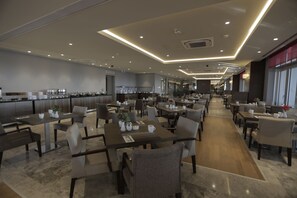 อาหารเช้าแบบบุฟเฟ่ต์ทุกวัน (EUR 10 ต่อคน)