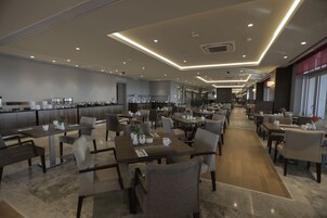 Sarapan bufet setiap hari (EUR 10 seorang) 