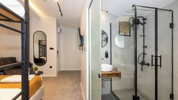 Suíte família, 2 quartos, vista para o jardim | Roupas de cama premium, frigobar, cofres nos quartos