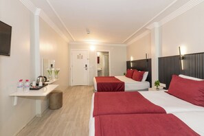 Chambre quadruple familiale, 1 chambre | Literie de qualité, minibar, coffre-fort, système d’insonorisation