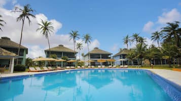 Ulkouima-allas avoinna 7.00–19.00, aurinkovarjoja, aurinkotuoleja