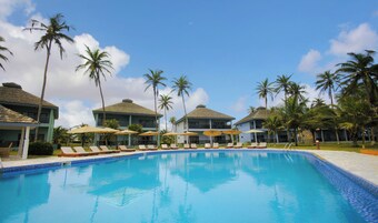 Piscina externa, funciona das 7h às 19h, guarda-sóis, espreguiçadeiras