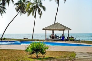 Outdoor pool, open 7 AM to 7 PM, pool umbrellas, pool loungers - Elmina Bay Resort (Elmina)