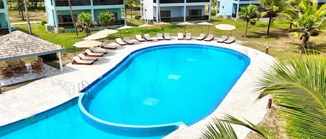 Außenpool, geöffnet von 07:00 Uhr bis 19:00 Uhr, Sonnenschirme