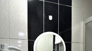 Shower, hair dryer, slippers, towels - Avcilar Inci Hotel (Istanbul)