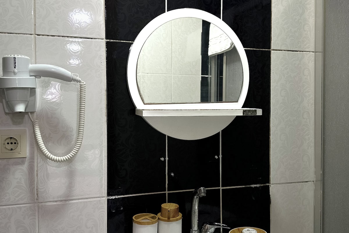 Värdeförvaringsskåp på rummet, skrivbord, ljudisolering och gratis wi-fi