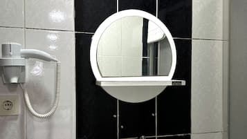 Ducha, secador de pelo, zapatillas y toallas