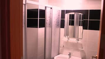 Dusche, Haartrockner, Hausschuhe, Handtücher