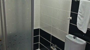 Shower, pengering rambut, sandal, dan handuk