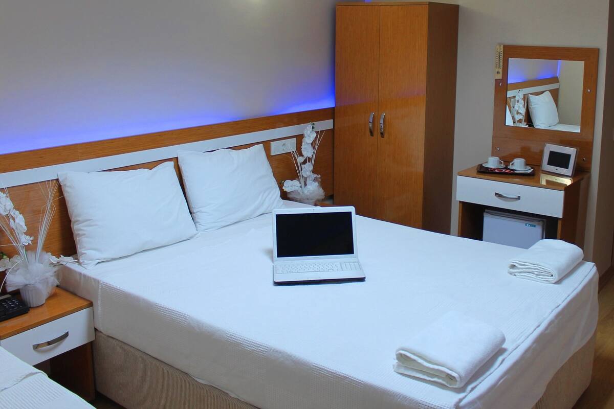 ตู้นิรภัยในห้องพัก, โต๊ะทำงาน, ห้องเก็บเสียง, Wi-Fi ฟรี