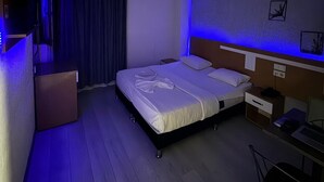 A hotel room with a bed, bedside tables, a desk, and a small seating area. - Avcilar Inci Hotel (Istanbul)