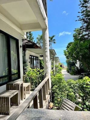 Deluxe room | Terrace/patio - Punnpreeda Beach Resort (Koh Samui)