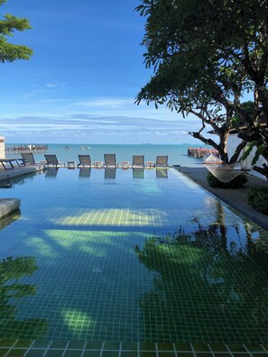 Outdoor pool, open 9:00 AM to 7:00 PM, pool umbrellas, pool loungers - Punnpreeda Beach Resort (Koh Samui)