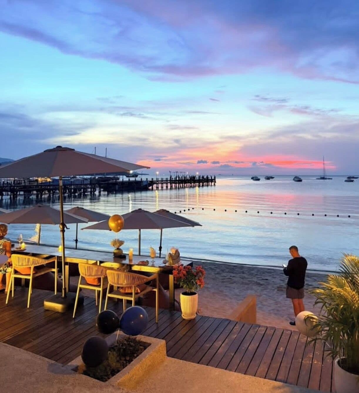Trên bãi biển, cát trắng, ghế dài tắm nắng, dù trên bãi biển 
