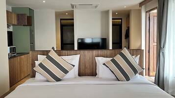 Beach Front Villa with One way Airport Transfer | Coffres-forts dans les chambres, bureau