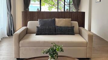 Beach Front Villa with One way Airport Transfer | Area soggiorno | TV LCD 45 pollici con canali satellitari