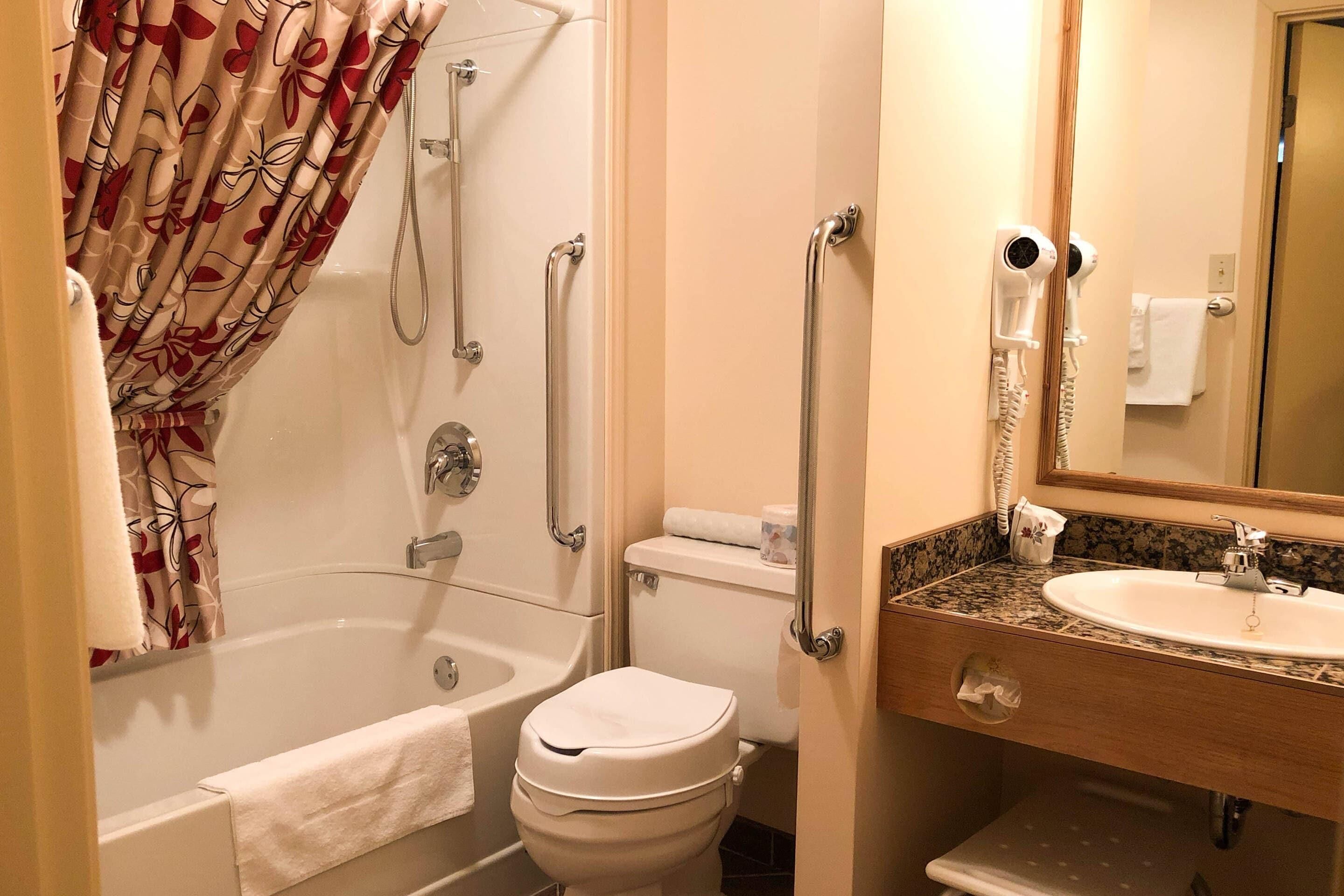 Ein Badezimmer mit Dusche, Toilette und Waschbecken.