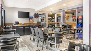 Serviert Mittagessen und Abendessen