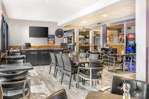 ให้บริการ: อาหารกลางวัน และ อาหารเย็น