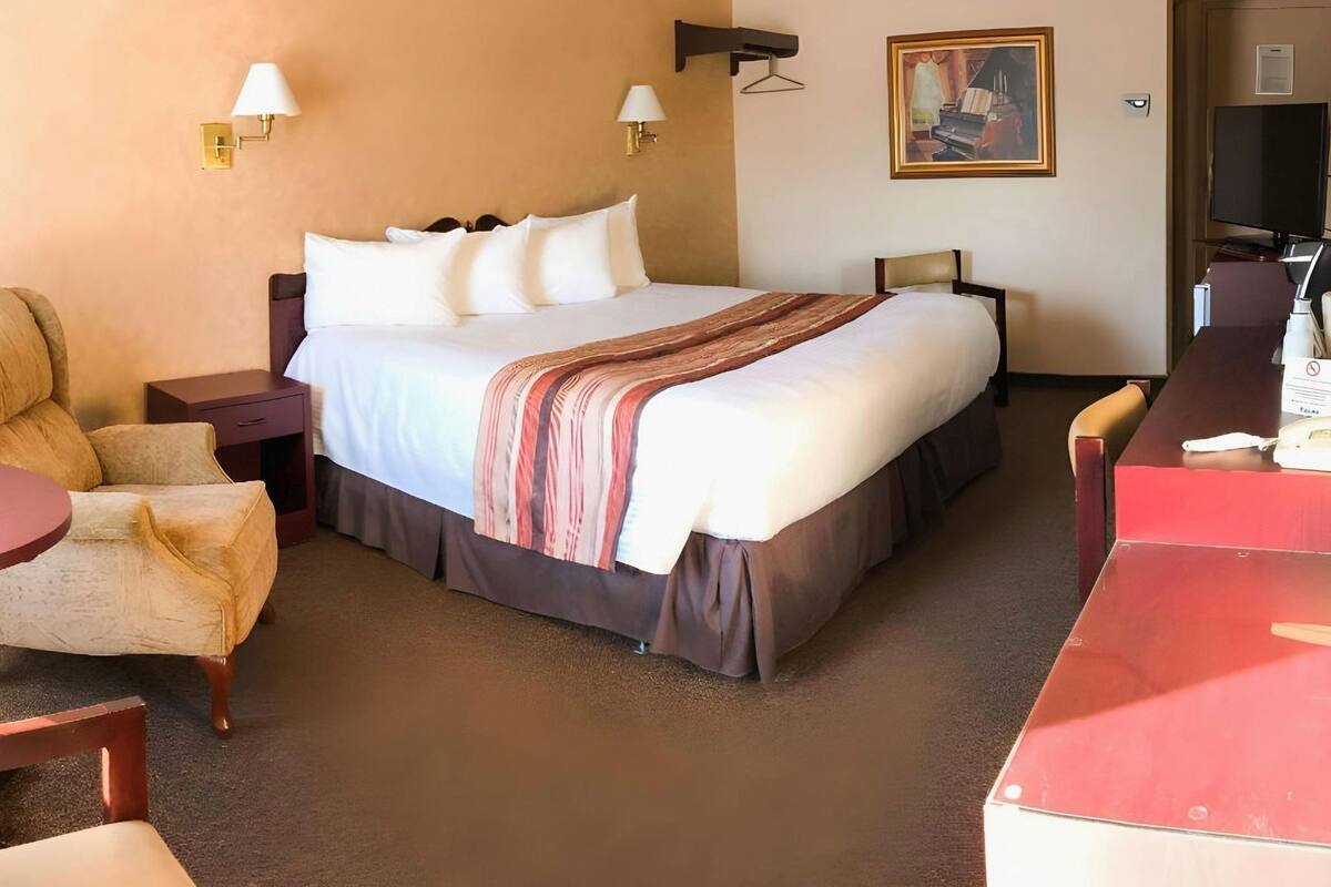 Desk, cribs (surcharge), WiFi (free), bed sheets