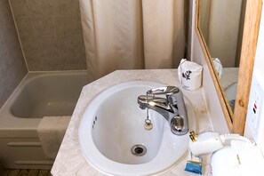 Ensemble douche/baignoire, articles de toilette gratuits, sèche-cheveux