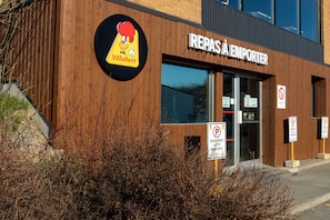 Der serveres frokost og aftensmad
