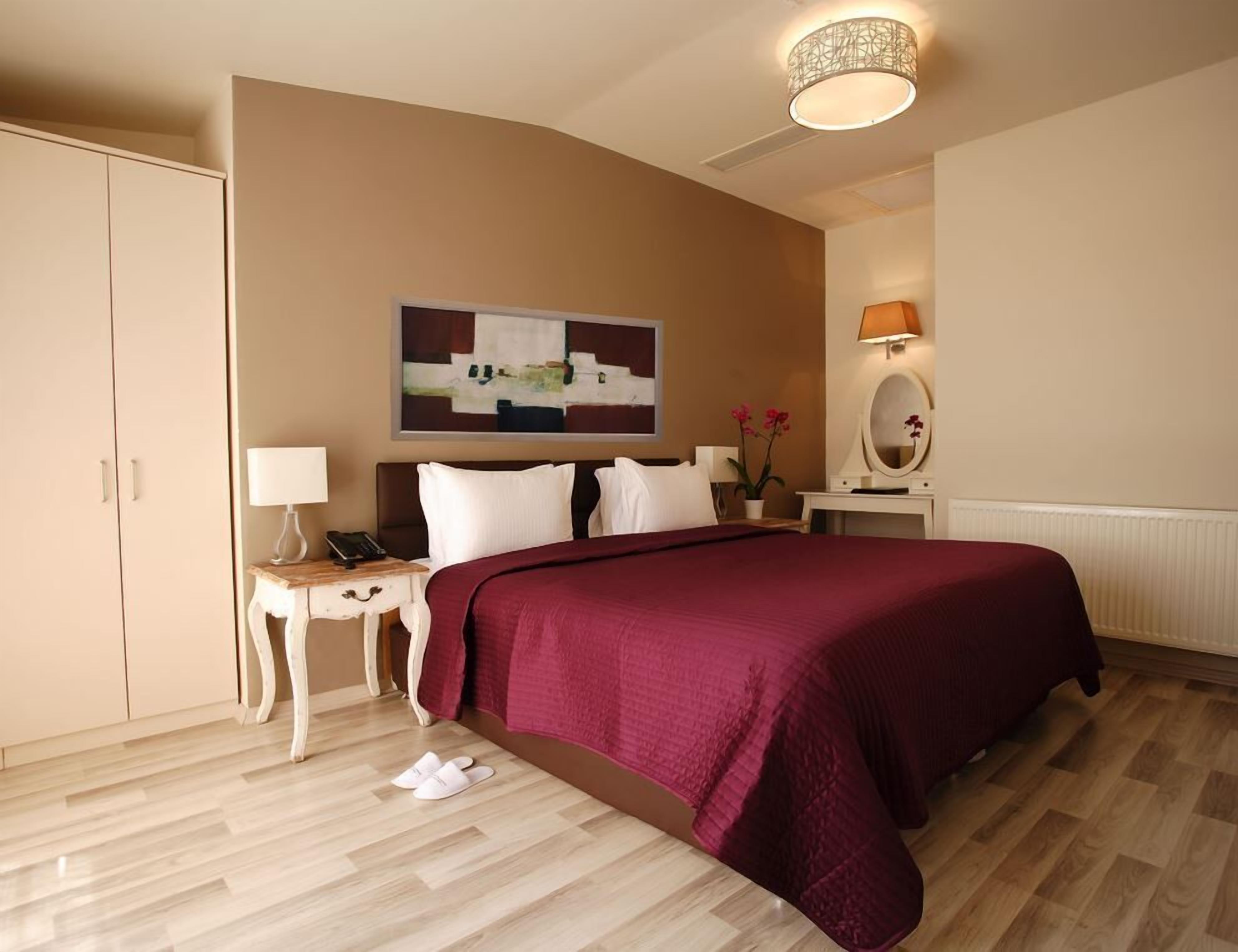 1 bedroom, premium bedding, minibar, in-room safe
