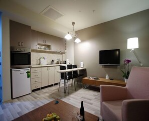 32-inch LCD TV with satellite channels, TV - Home Stay Home Sisli (Istanbul)