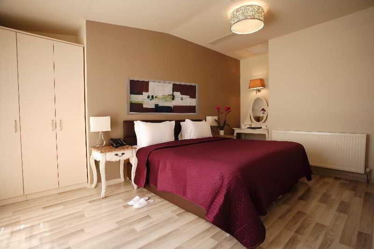 1 bedroom, premium bedding, minibar, in-room safe