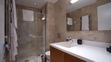 Douche, serviettes fournies