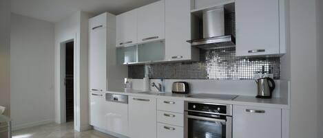 Deluxe Suite, 1 Bedroom | Private kitchen | Fridge, microwave, stovetop, coffee/tea maker