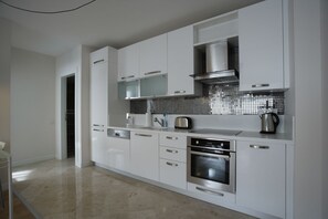 Suite Deluks, 1 kamar tidur | Dapur pribadi | Lemari es, microwave, kompor, dan mesin pembuat kopi/teh