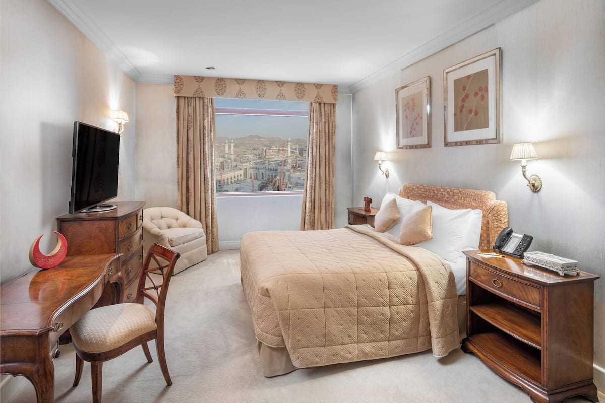 Presidential Suite (Haram View) | Hypo-allergenic bedding available, in-room safe, desk, blackout drapes