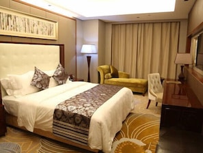 Deluxe Room, 1 King Bed, Smoking | Minibar, in-room safe, rollaway beds, Internet