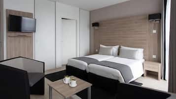 Luxe beddengoed, een kluis op de kamer, een bureau, een laptopwerkplek