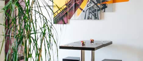 Petit déjeuner buffet (13 EUR par personne)