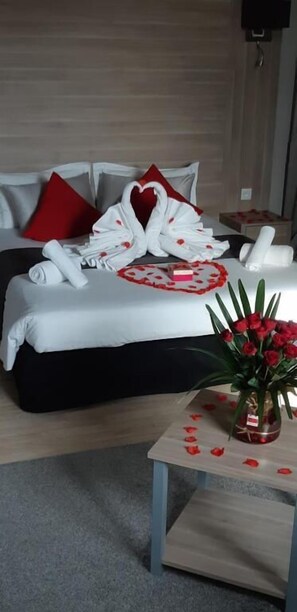 Premium bedding, in-room safe, desk, laptop workspace - Twenty Business Flats Lille Grand Stade (Villeneuve-d'Ascq)