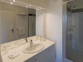 Ducha, artículos de tocador ecológicos, secador de pelo, toallas