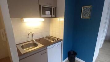 Réfrigérateur, micro-ondes, plaque de cuisson, bouilloire électrique