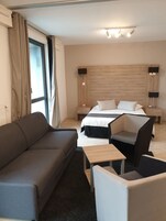 Κλινοσκεπάσματα υψηλής ποιότητας, χρηματοκιβώτιο στο δωμάτιο, γραφείο 