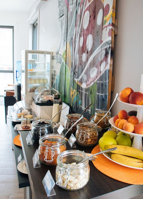 Petit déjeuner buffet (13 EUR par personne)