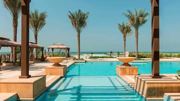 2 piscines extérieures, parasols de plage, chaises longues
