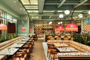 4 restaurants; breakfast, lunch, and dinner served - Ajman Saray, a Luxury Collection Resort, Ajman (Ajman)