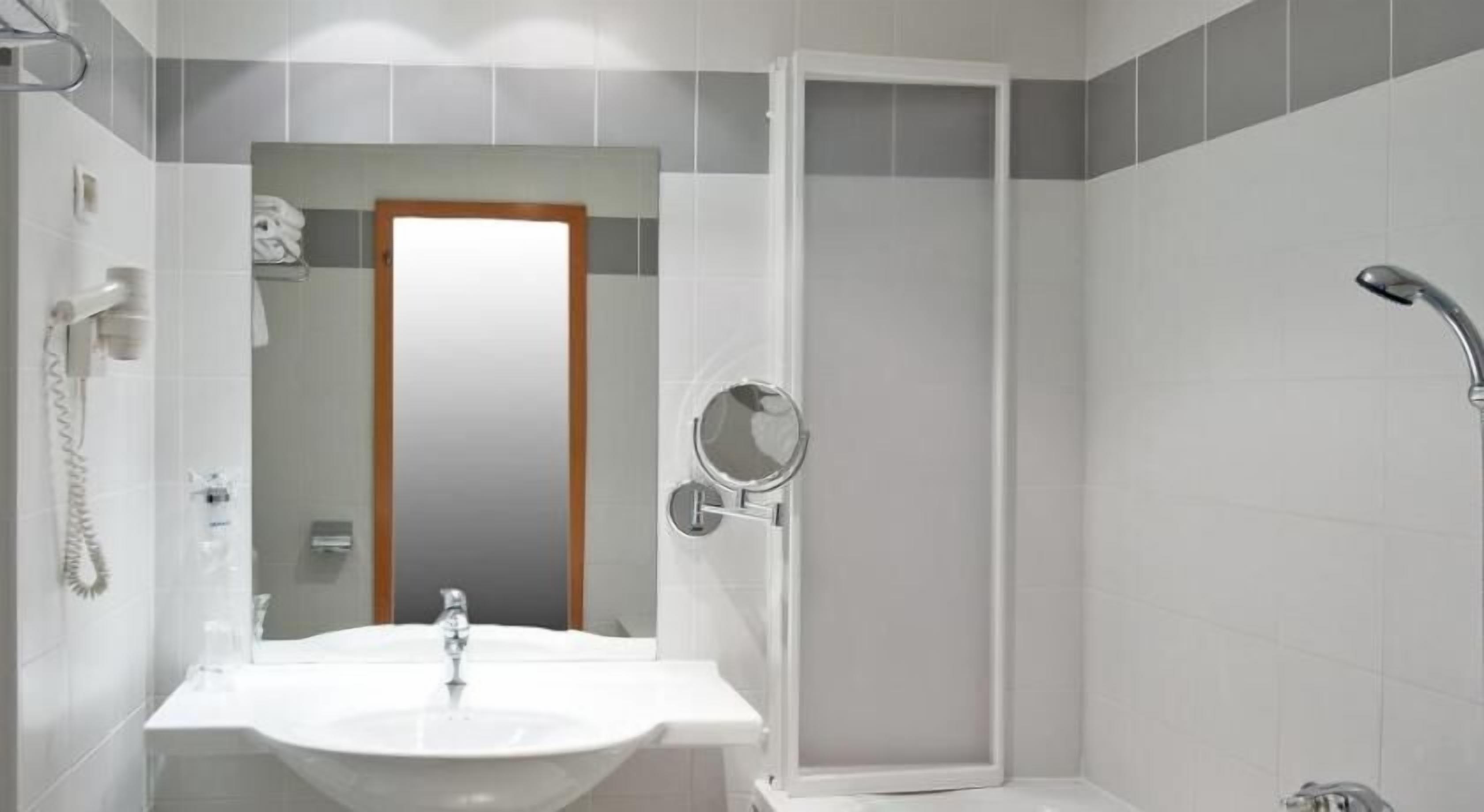 Bathroom | Combined shower/tub, slippers, towels