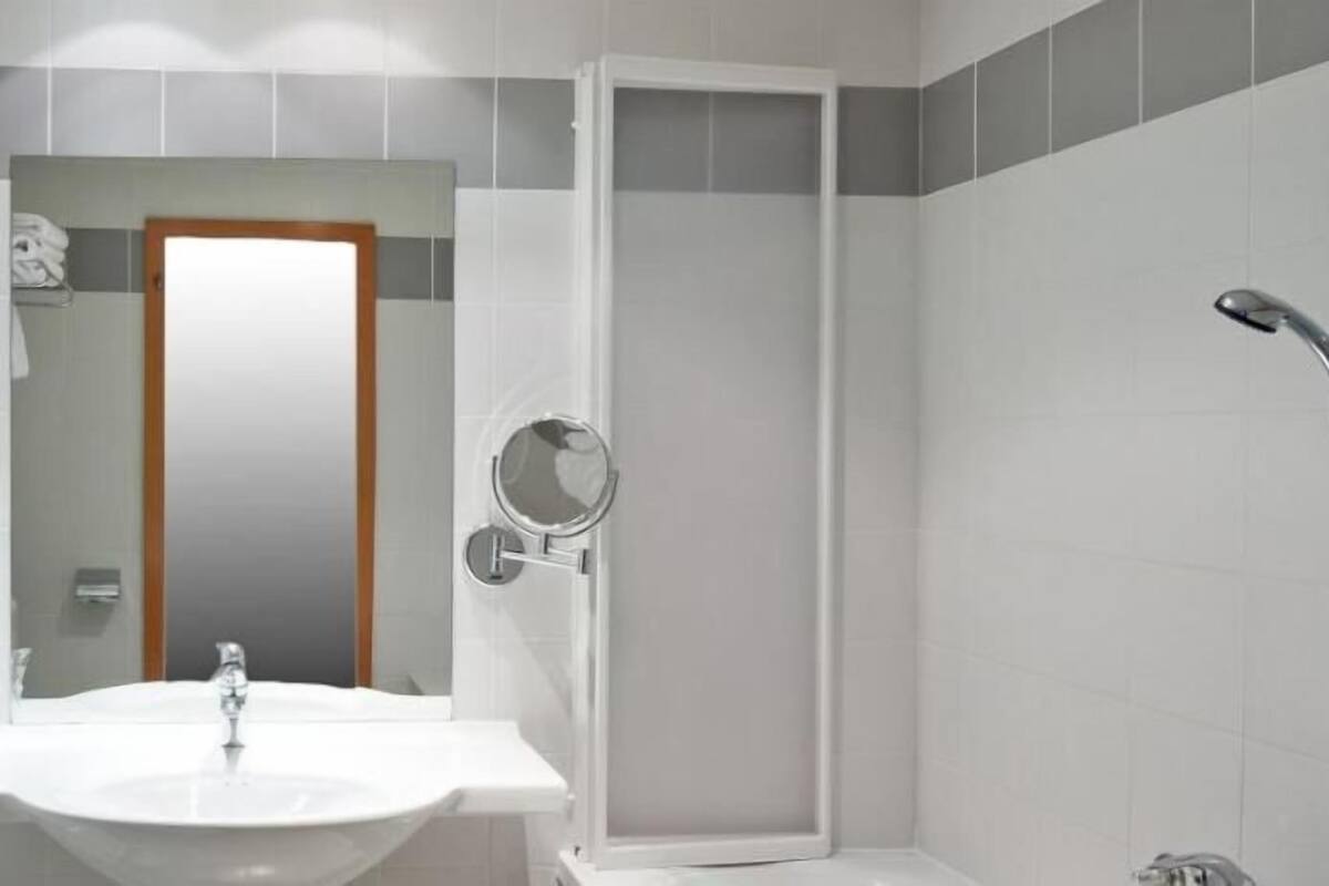 Bathroom | Combined shower/tub, slippers, towels